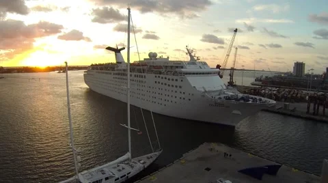 Cruise Ship Arriving 库存影片 46694636