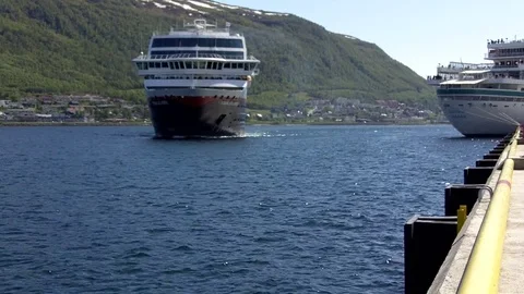 Cruise ship arriving Video stock 70929116