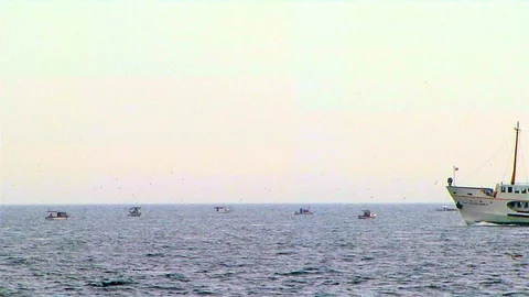 Cruise ship between fogs 動画素材 107827731
