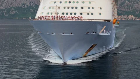 Cruise Ship Bow Crowd Passengers Close-Up Bay Kotor Stockbeeldmateriaal 334629574