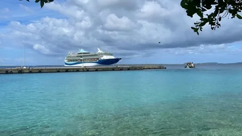 Cruise ship docking in a harbour. Time lapse. Video stock 168770511