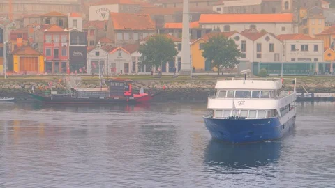 Cruise ship on Douru river Stockbeeldmateriaal 108466981