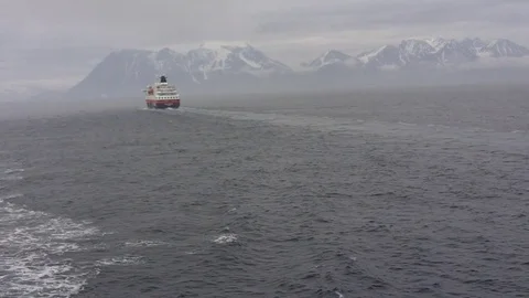 Cruise ship passing Video stock 70935300