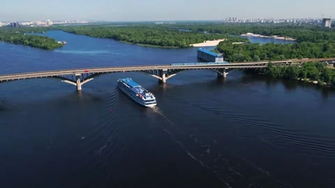 Cruise ship on the river Stockbeeldmateriaal 255153142