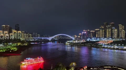 Cruise Ship Sailing In The River At Night With Chaotianmen Bridge And Chongqing 库存影片 337015393