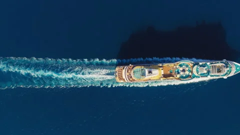 Cruise Ship Sailing Through Open Sea Leaving Long White Wake Vídeos de archivo 339065567