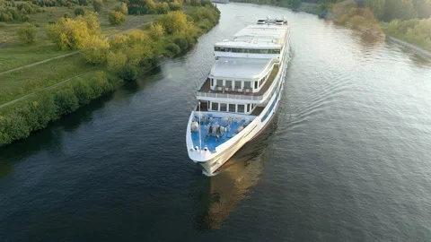 Cruise ship sails down the river to the sea Видео 115574435