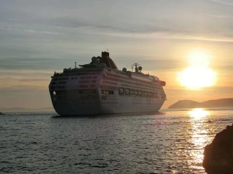 Cruise Ship in Sunset Foto stock