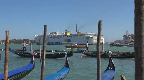 Cruise ship in Venice Video stock 12285192