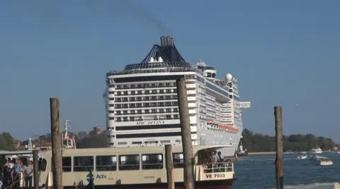 Cruise ship in Venice Vídeos de archivo 12384959