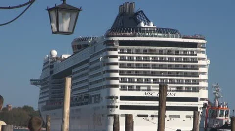 Cruise ship in Venice Video stock 12385585