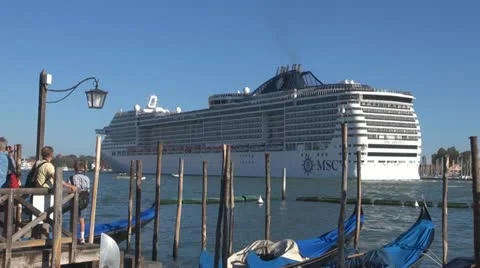 Cruise ship in Venice Video stock 12385745