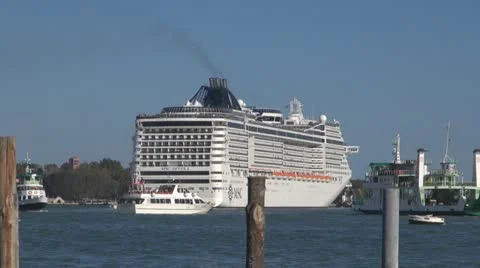 Cruise ship in Venice Stock-Footage 12386404