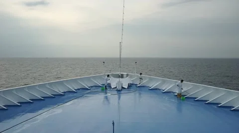 Cruise ship worker cleaning the front deck in early morning. Video stock 47143002