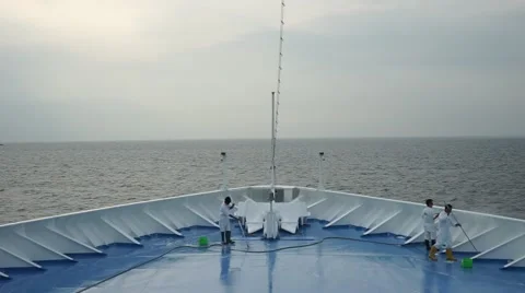 Cruise ship worker cleaning the front deck in early morning. Video stock 47143041