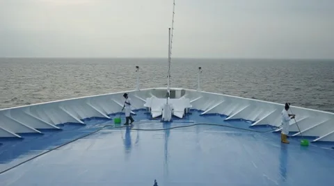 Cruise ship worker cleaning the front deck in early morning. Video stock 47143068