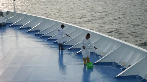 Cruise ship worker cleaning the front deck in early morning. Video stock 47143098