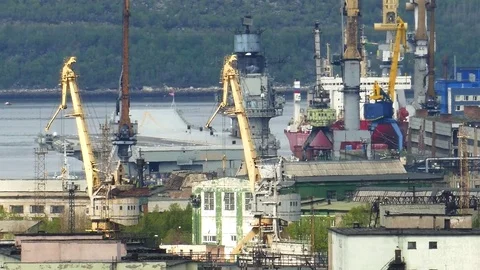 Cruiser "Admiral Kuznetsov" in his parking lot in the city of Murmansk. Vídeo Stock 80799176
