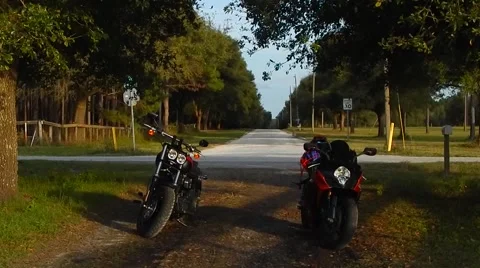Cruiser sitting next to crotchrocket on farm road Vídeos de archivo 45603965
