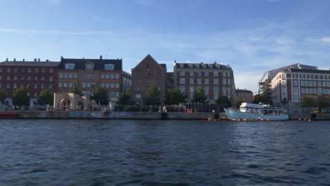 Cruising down the river looking at the architecture of Copenhagen Vídeos de archivo 252233339