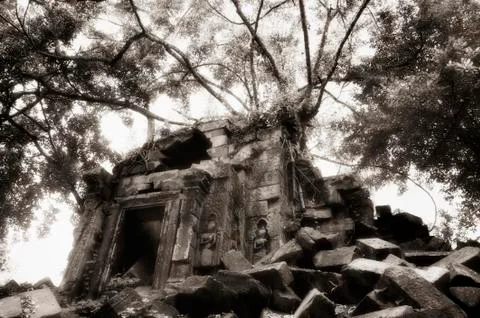 Crumbling Angkor temple Foto stock