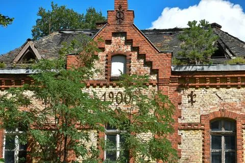A crumbling brick structure with the year 1900 inscribed on its facade. A ... Stock-Fotos