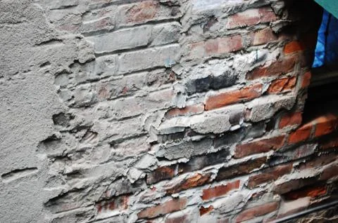 Crumbling Brick Wall Stock-Fotos