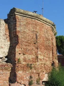 Crumbling brick wall Stock Photos