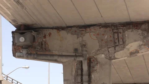 Crumbling concrete elevated highway city infrastructure Vídeo Stock 158963151