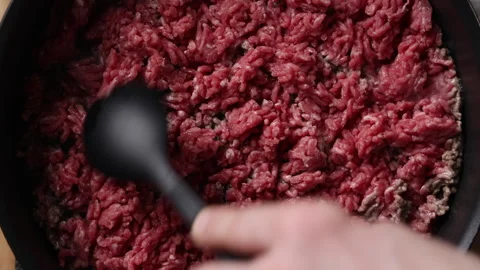 Crumbling Ground Beef in Pan Close Up Top View Vídeos de archivo 336579678