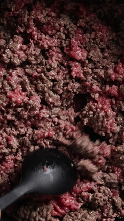 Crumbling Ground Beef in Pan Extreme Close Up Vertical Top View Vidéo 336579913