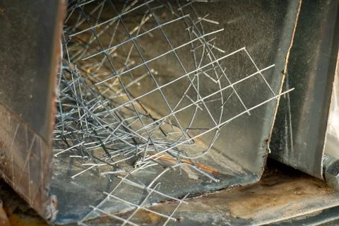 Crumpled metallic wire mesh insert inside a square HVAC ventilation duct Stockfoto's