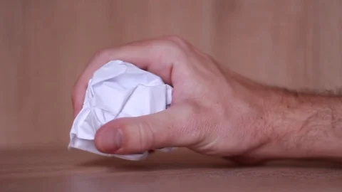 Crumpling a sheet of paper closeup 動画素材 82522586