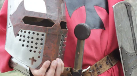 Crusader in light armor keeps the helmet in his hand 動画素材 32899971