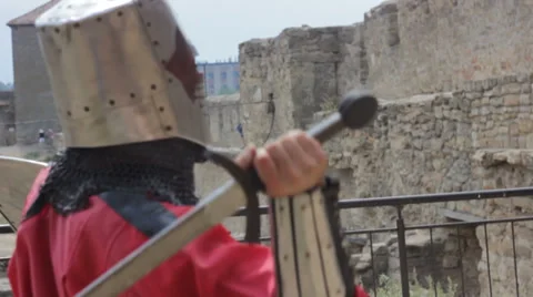 Crusader in light armor while practicing (fight with a shadow) Video stock 32899014
