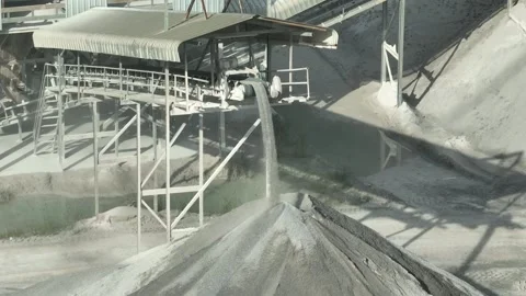 A crushed rock transported by conveyor systems at a quarry site. Vídeo Stock 340565632