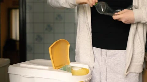 Crushing and recycling plastic bottle 스톡 동영상 336684952
