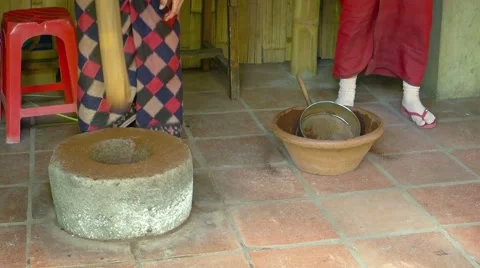 Crushing of coffee beans Video stock 66777520