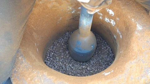 Crushing Of Coffee Beans. Vidéo 105395798