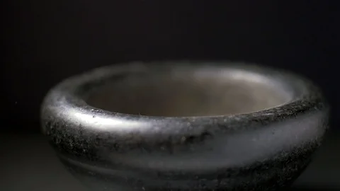 Crushing Himalayan salt and pepper in a mortar. Slow motion Vídeos de archivo 105618316