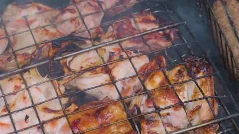 The crust of meat fried on coals. Video stock 199590821