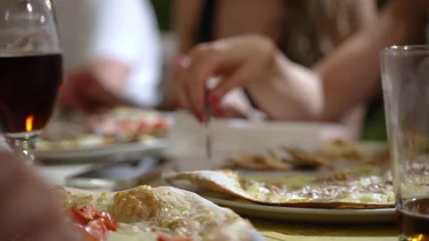 Crust round pizza on white plate, unrecognisable woman using table knife and Vidéo 171948044