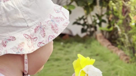 Crying toddler outdoors in a sun hat close-up Vídeos de archivo 340762898