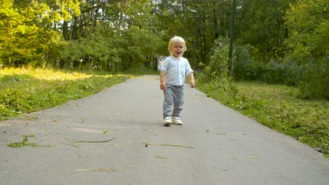 Crying toddler on the road Video stock 121961862