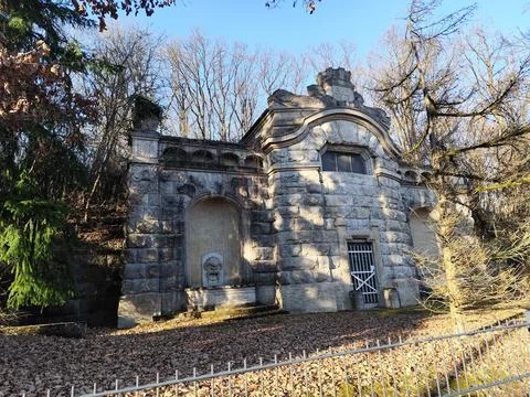 Crypt in the old forest Foto stock