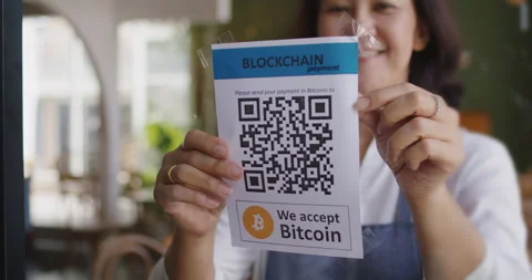 Crypto currency future of payment accepted text QR code sign in cafe. Vidéo 166051319