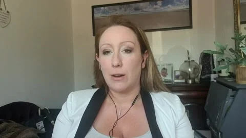 Crypto expert explains Bitcoin's volatility Vídeos de archivo 197372484