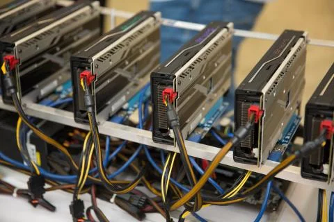 Cryptocurrency background mining rig , Close up of array of GPUs for mining r Foto stock