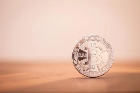 Cryptocurrency electronic silver Bitcoin with background copy space. Foto stock
