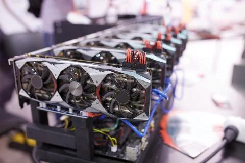 Cryptocurrency mining equipment - lots of gpu cards on mainboard Stock-Fotos